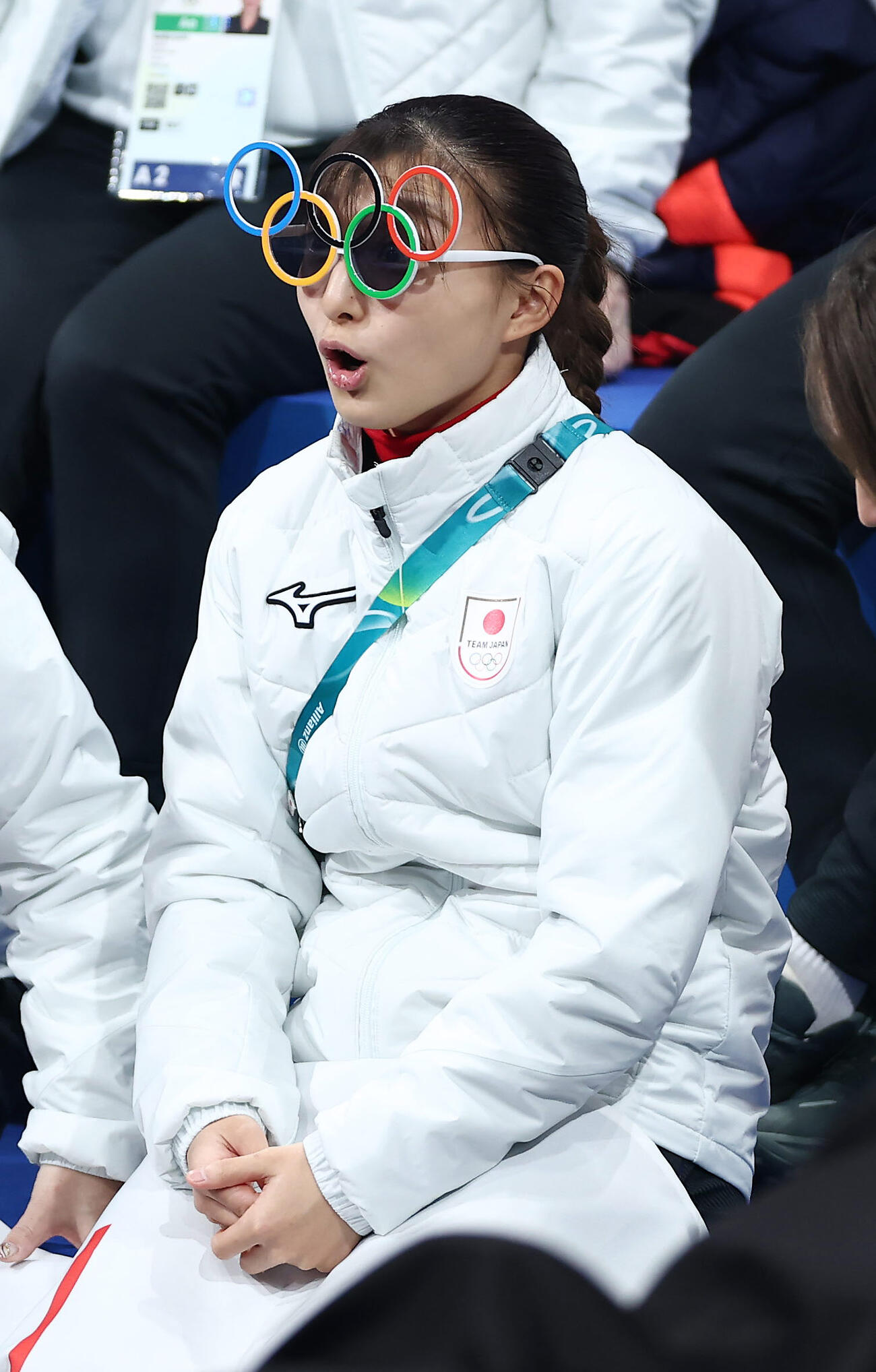 五輪マークのサングラスをかけて鍵山の登場を待つ坂本（撮影・前田充）