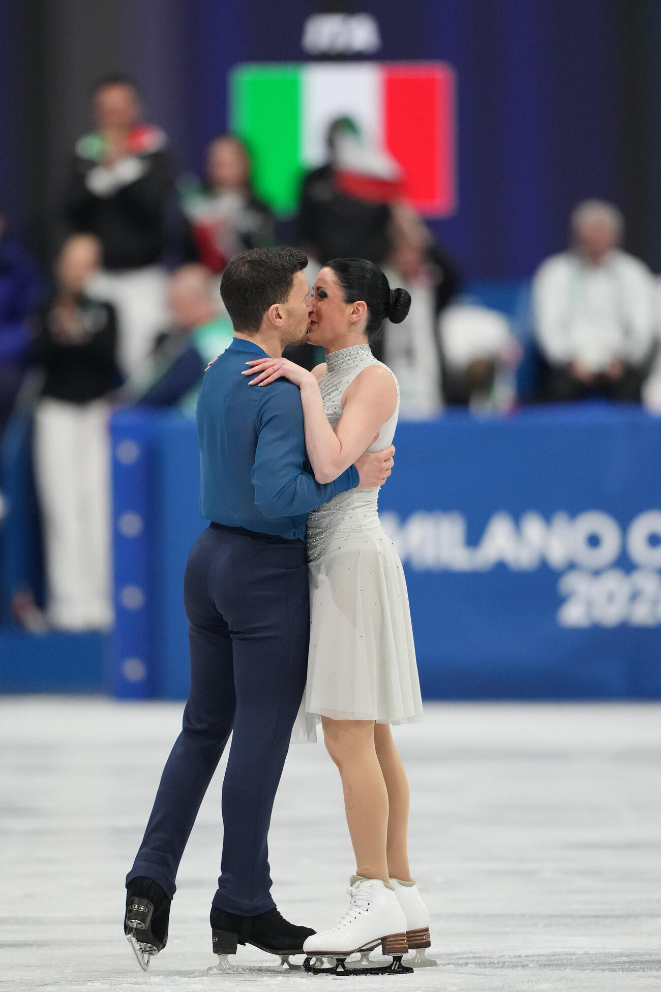 演技を終えてキスをするシャルレーヌ・ギニャール（右）、マルコ・ファブリ組（AP）