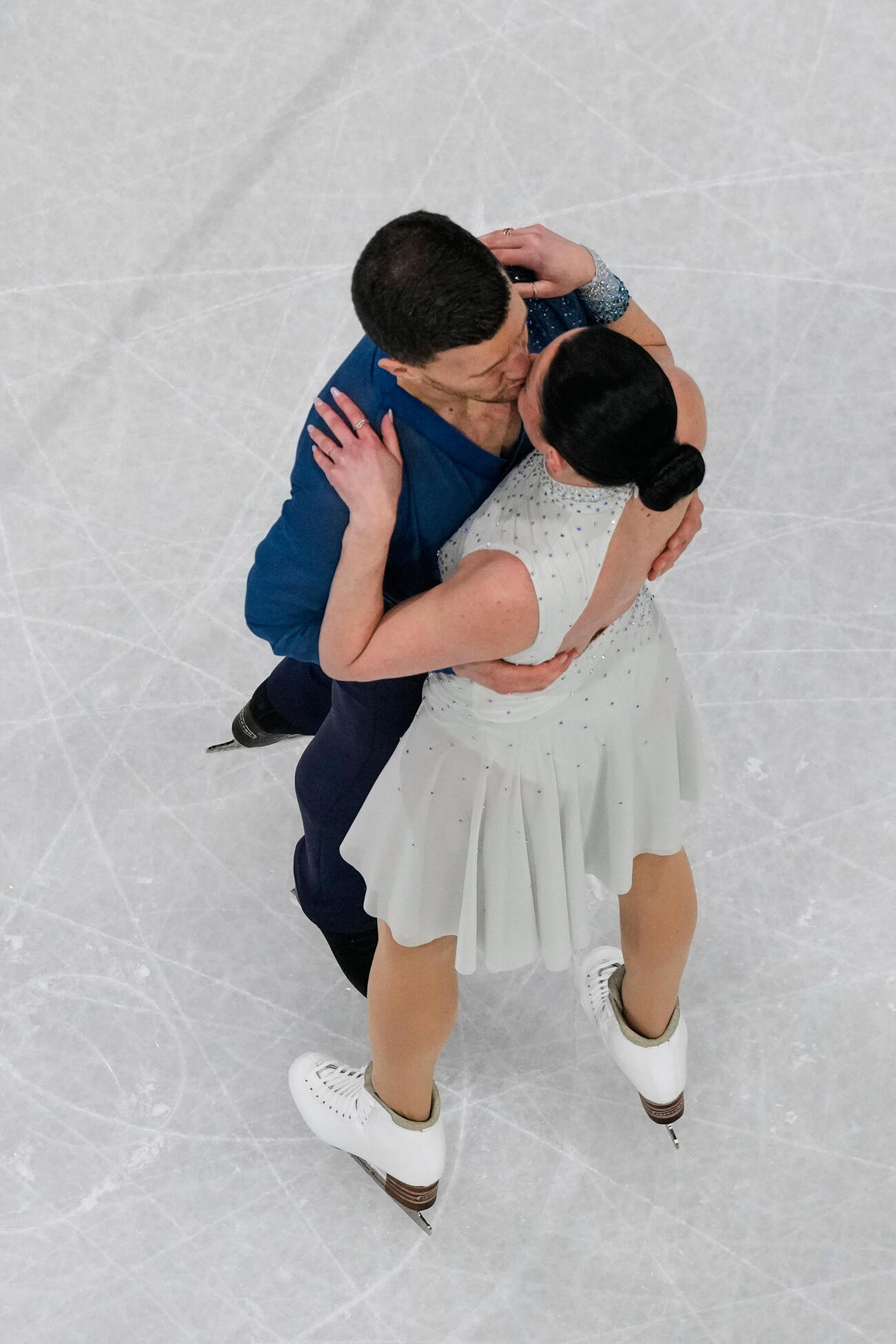 演技を終えてキスをするシャルレーヌ・ギニャール（右）、マルコ・ファブリ組（AP）