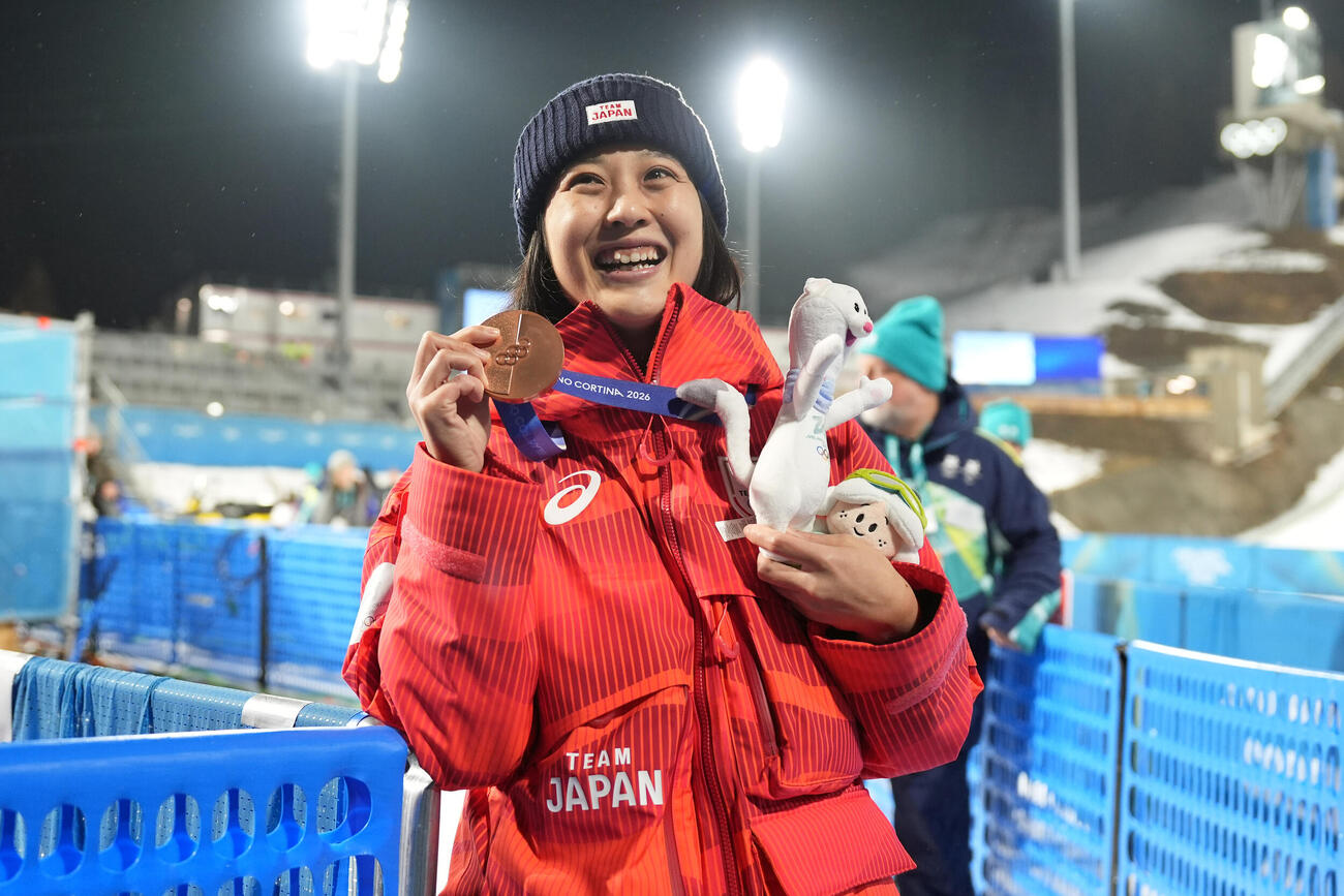 女子個人ノーマルヒル決勝で銅メダルを獲得し笑顔の丸山希（撮影・パオロ　ヌッチ）