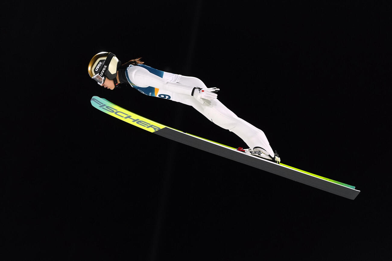 女子ノーマルヒル決勝　銅メダルを獲得した丸山希のジャンプ（撮影・パオロ　ヌッチ）