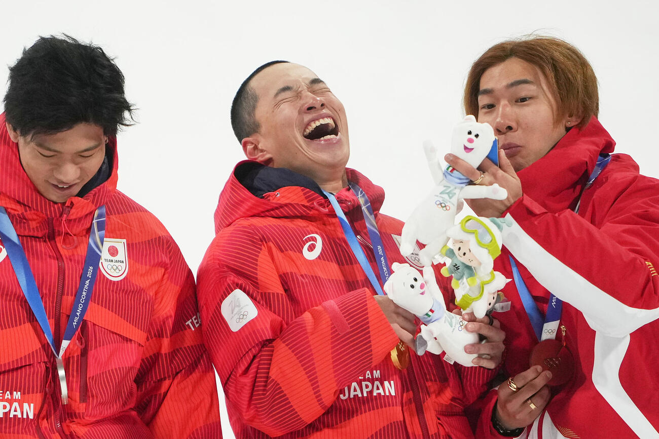 スノーボード男子ビッグエアで金メダルを獲得した木村葵来(中央)は銅メダルの中国スー・イーミン(右)の自撮りに大笑いする。左は銀メダルの木俣椋真(AP)