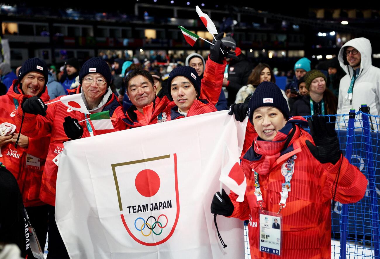 スノーボード男子ビッグエア決勝を観戦する日本オリンピック委員会(JOC)の橋本聖子会長(右端、ロイター)