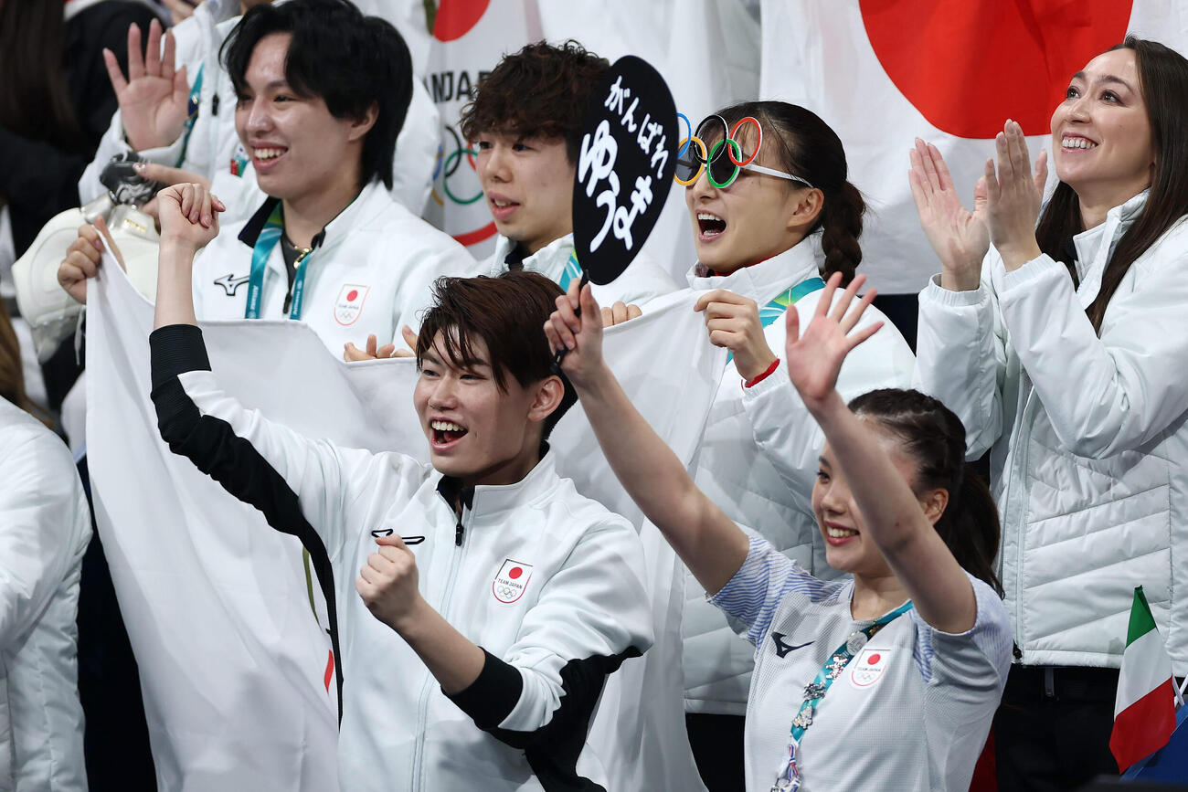 鍵山の演技にガッツポーズを見せる日本チームの選手たち（撮影・前田充）