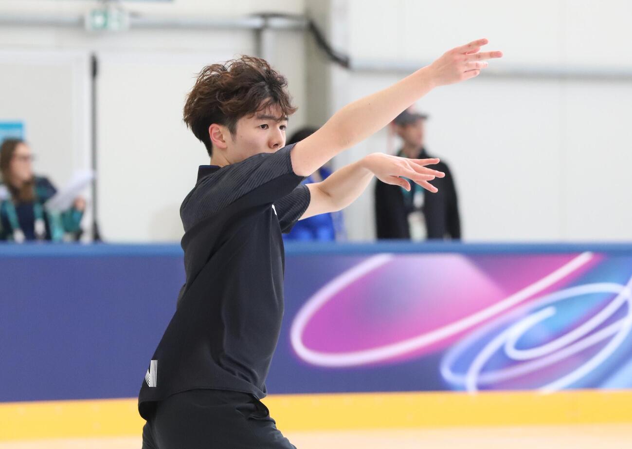 7日、公式練習に臨んだ佐藤駿