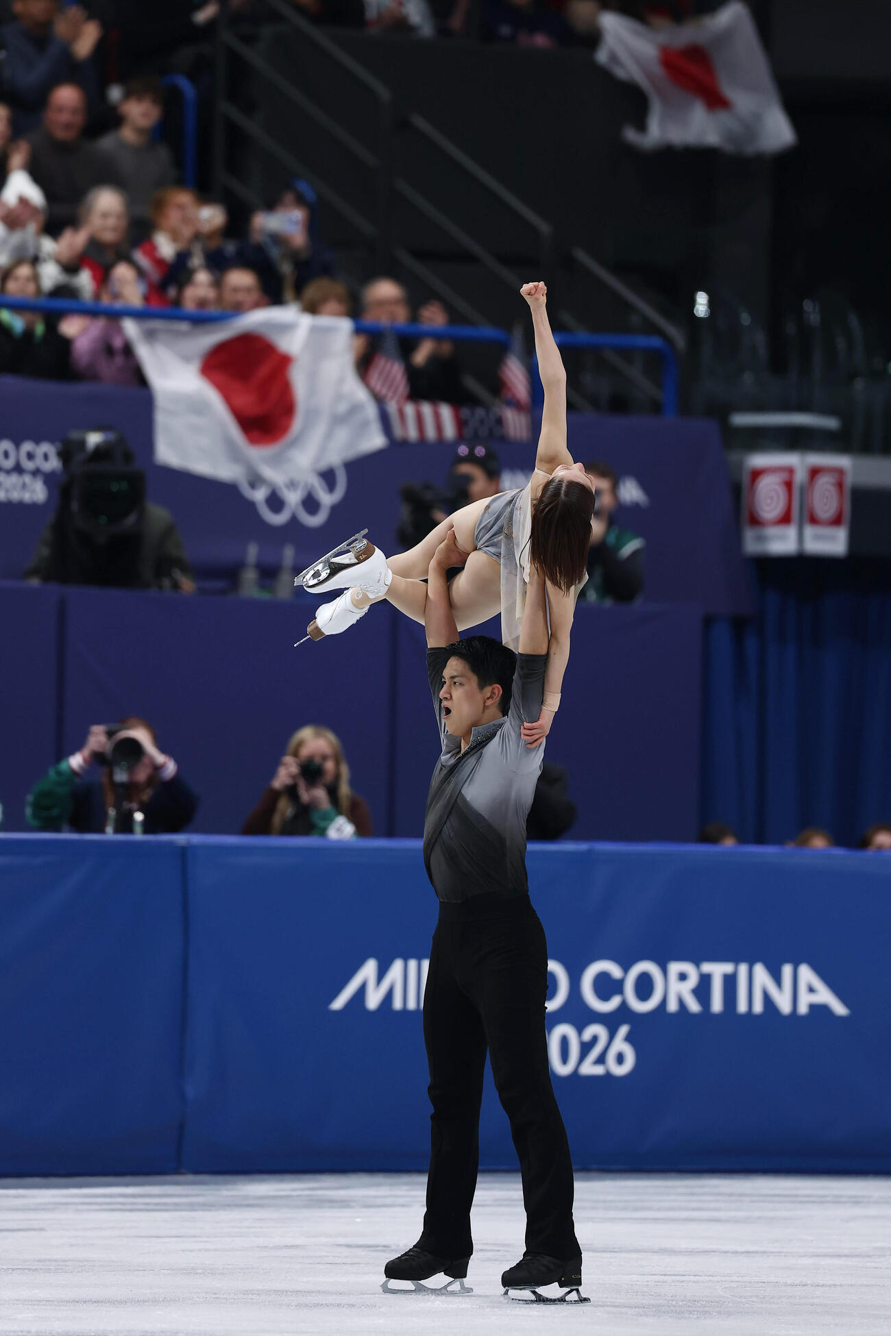 団体ペアフリーでフィニッシュポーズを決める三浦、木原組（撮影・前田充）