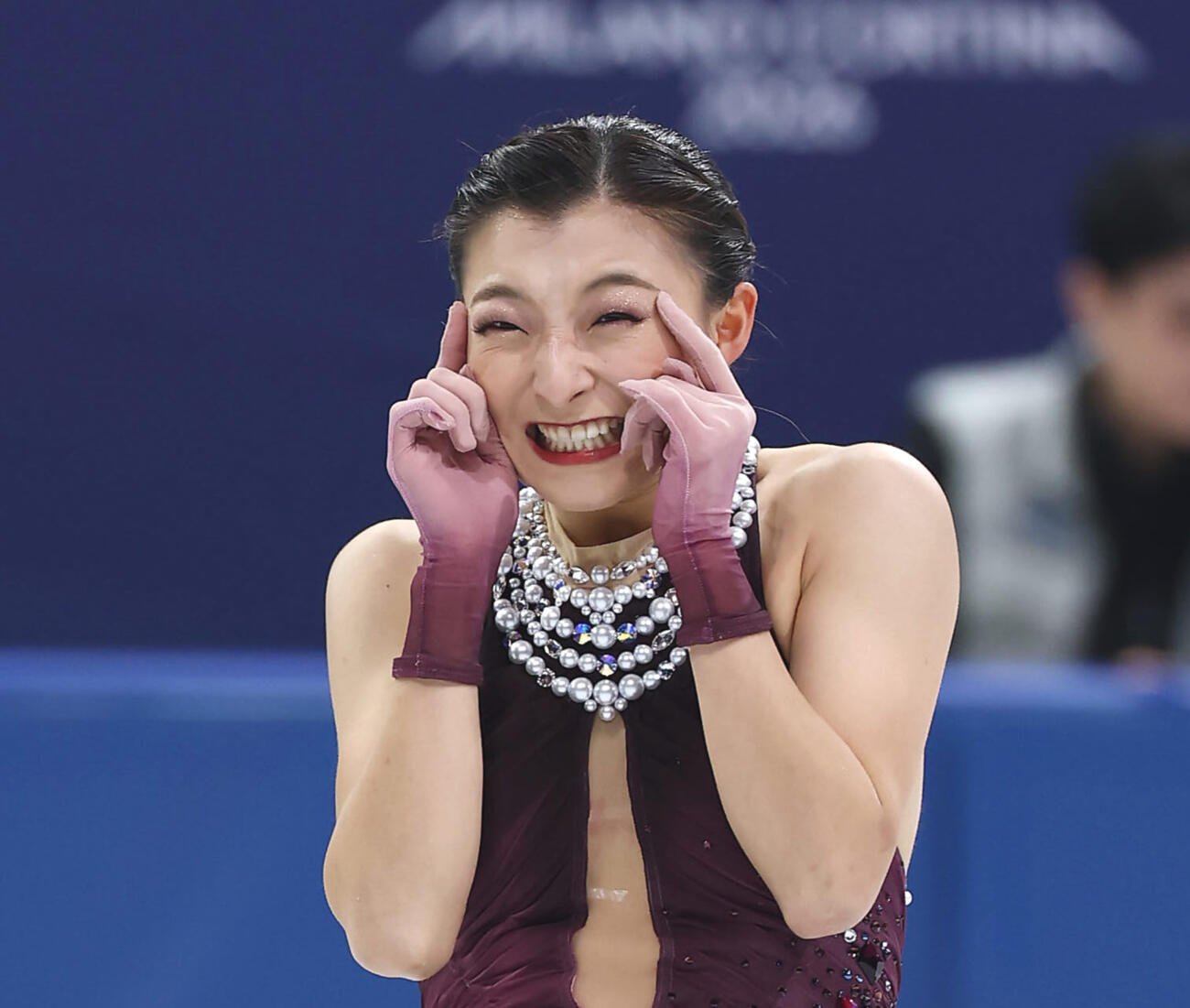 団体女子フリーの演技を終え笑顔を見せる坂本（撮影・前田充）