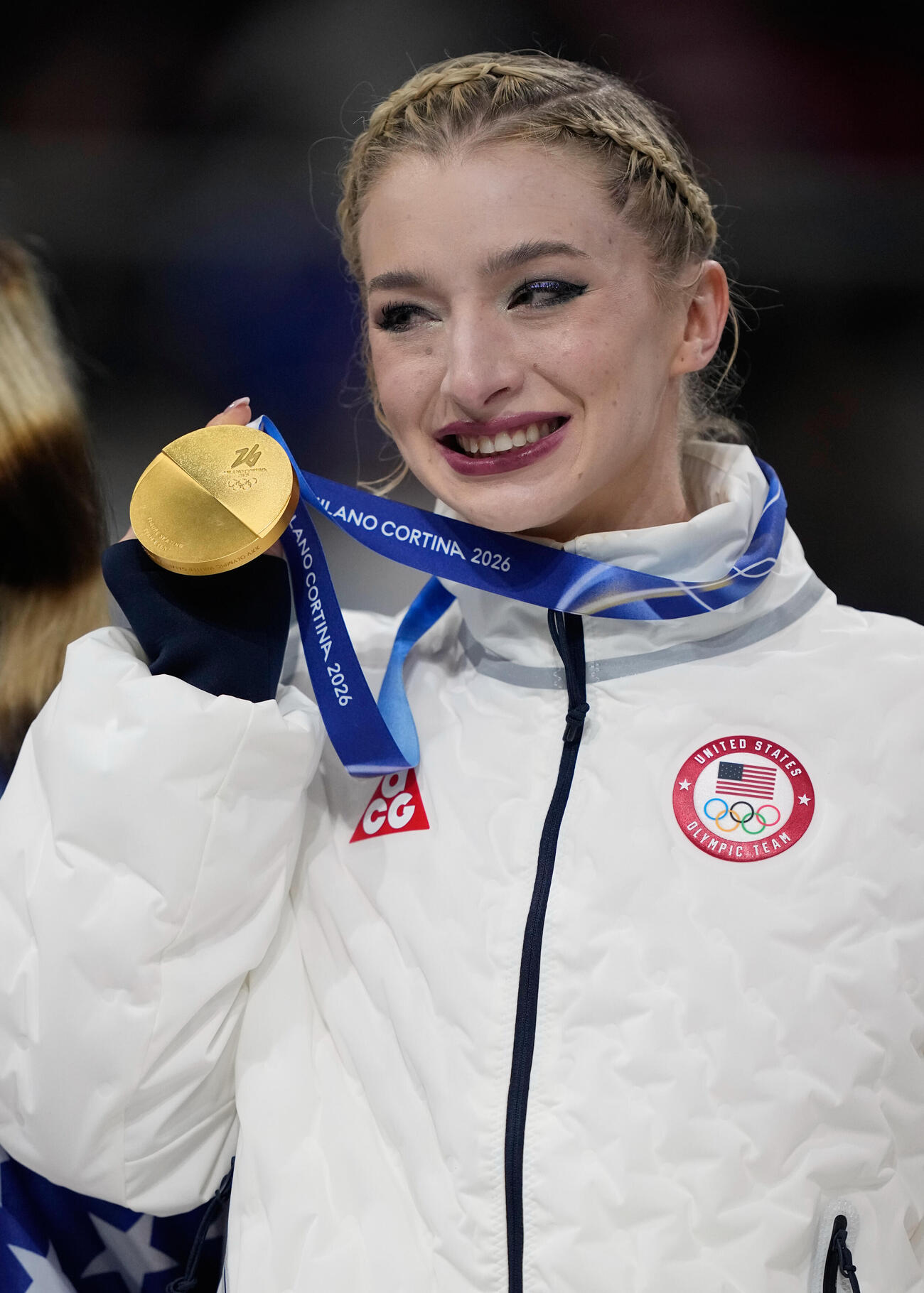 金メダルを手に笑顔を見せるアンバー・グレン（AP）