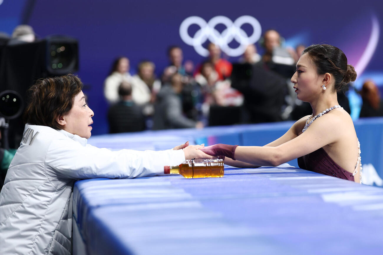 団体女子フリーに臨む坂本。左は送り出す中野コーチ（撮影・前田充）