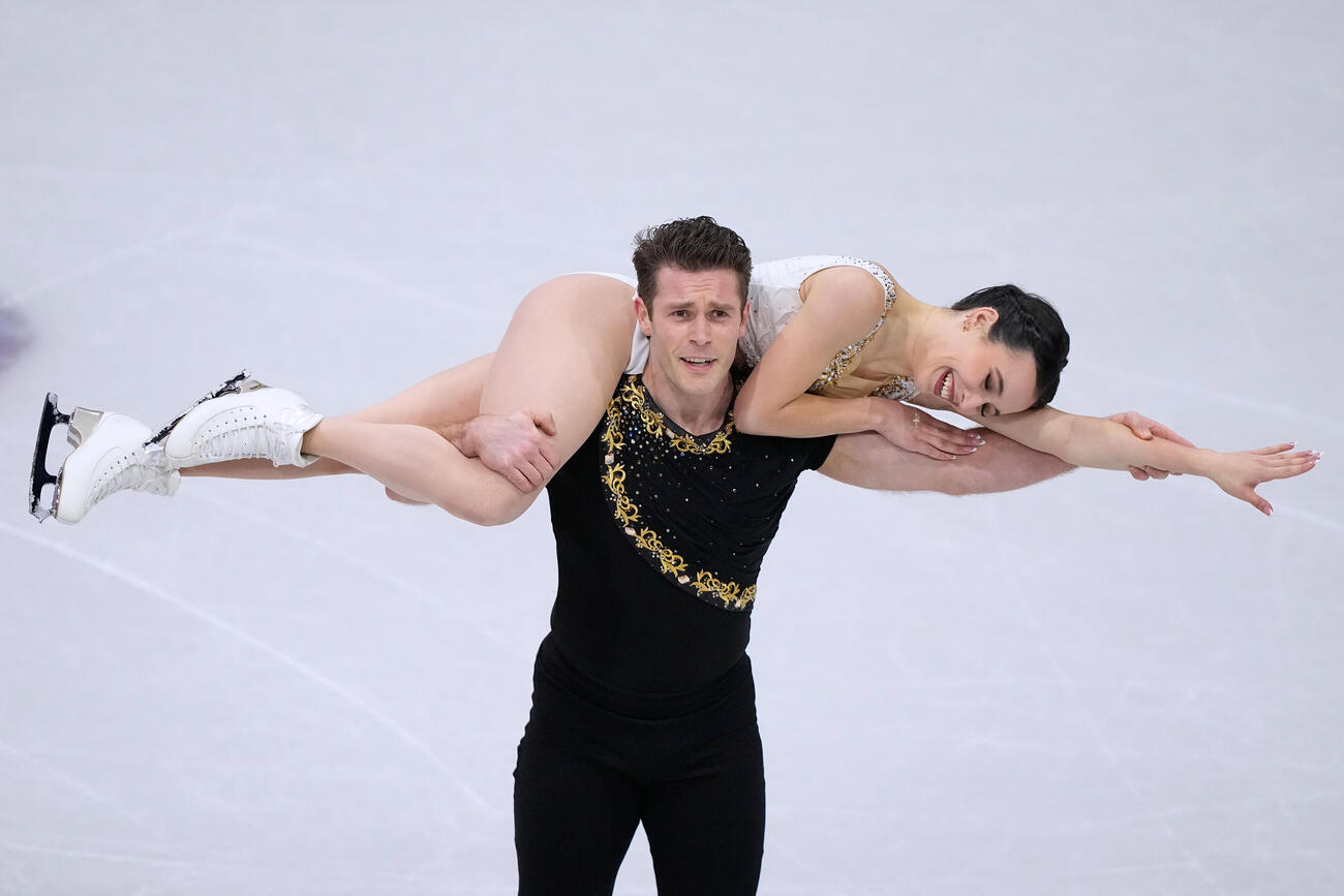 ペア・フリーの演技を披露するイタリアのコンティ、マチー組（AP)