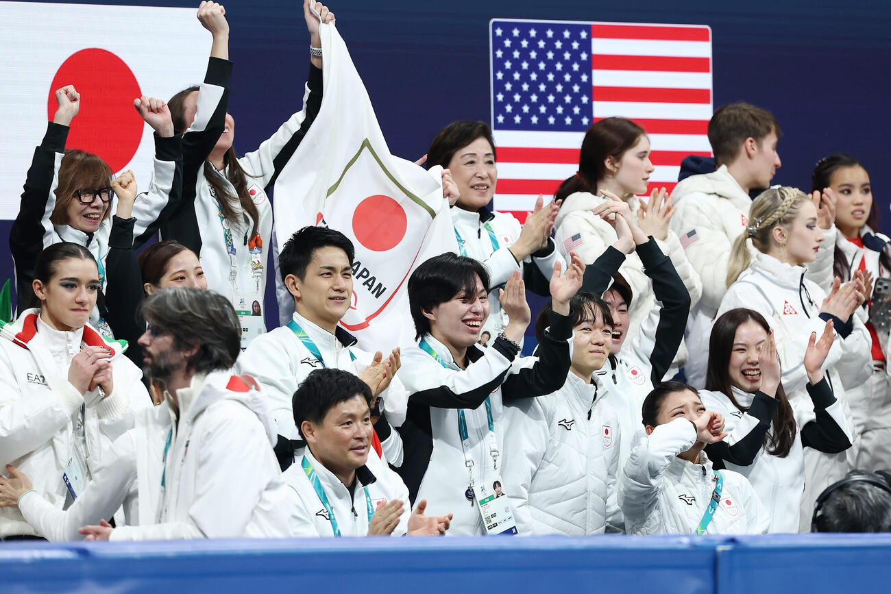 団体男子フリーで演技する佐藤に声援を送った日本の選手たち。手前右から2人目は号泣する坂本（撮影・前田充）