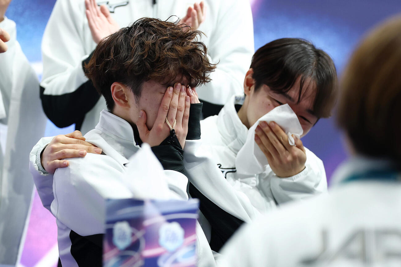 団体で銀メダルを獲得し、涙する佐藤（左）と鍵山（撮影・前田充）