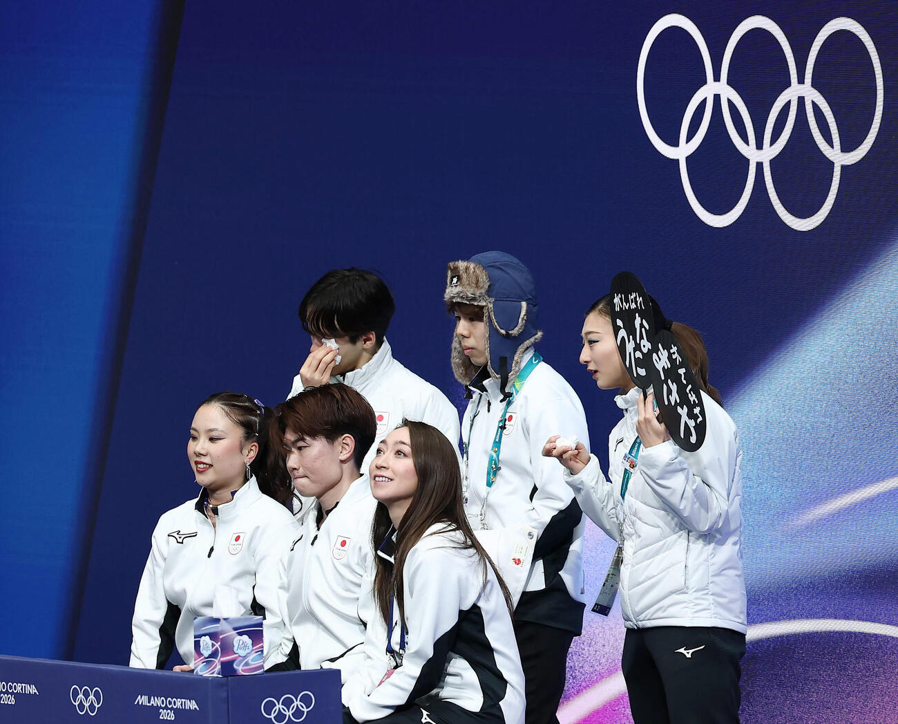 吉田（手前左）、森田組が演技を終え、キス・アンド・クライで涙する鍵山（後方左）ら（撮影・前田充）