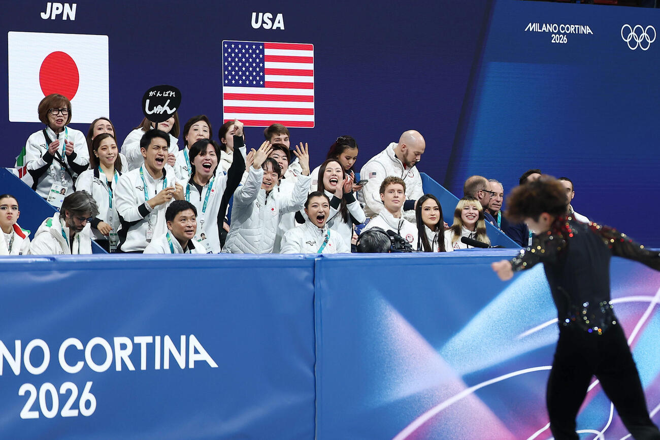 団体男子フリーで演技する佐藤（右）に声援を送る日本の選手たち（撮影・前田充）