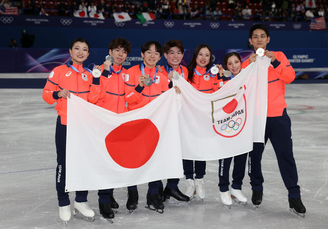 団体で銀メダルを獲得した日本の選手たち（撮影・前田充）