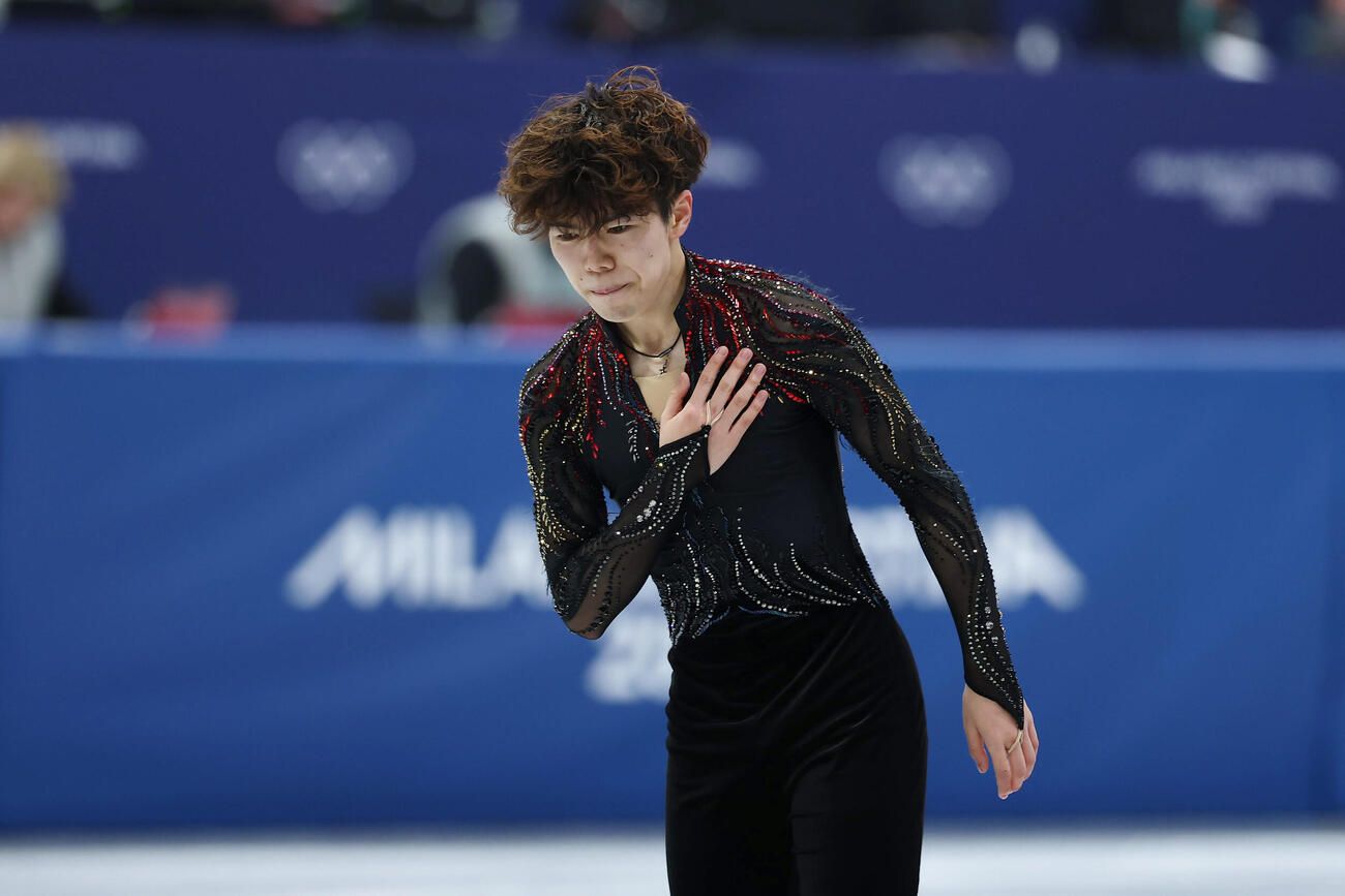 団体男子フリーの演技を終え、胸に手をやる佐藤（撮影・前田充）