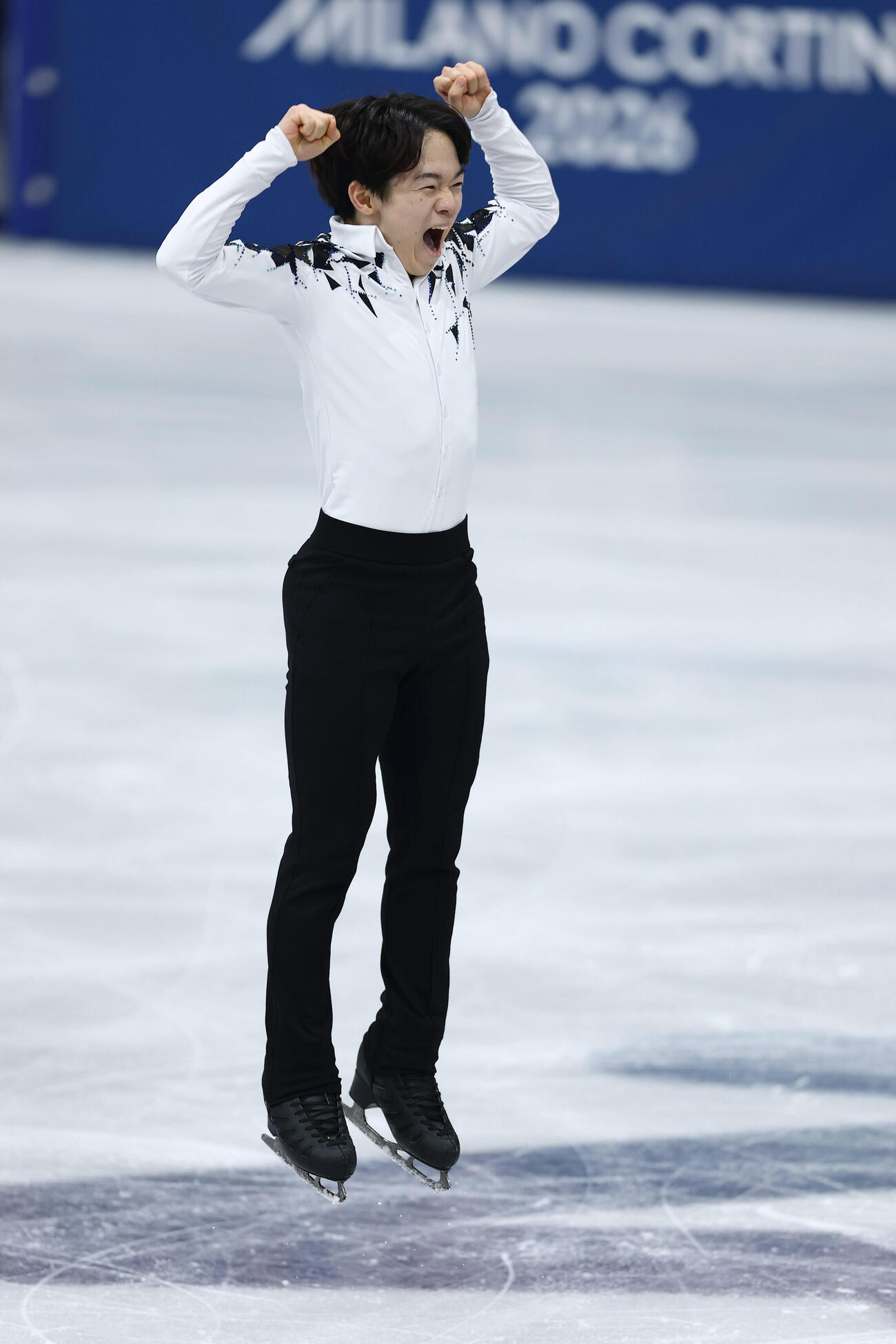 団体男子SPの演技を終え、跳び上がって喜ぶ鍵山（撮影・前田充）