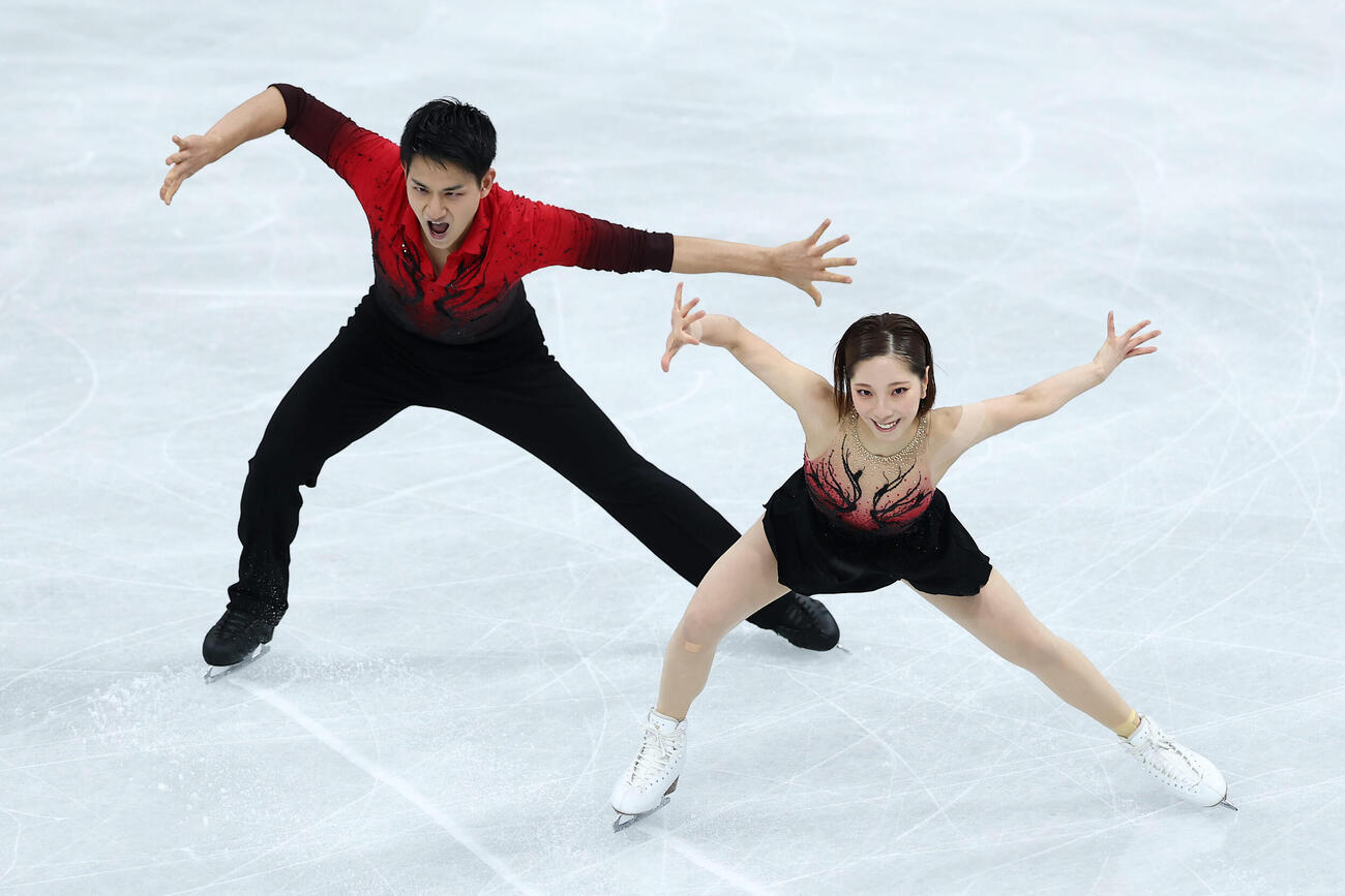 団体ペアSPで演技する三浦（右）、木原組（撮影・前田充）