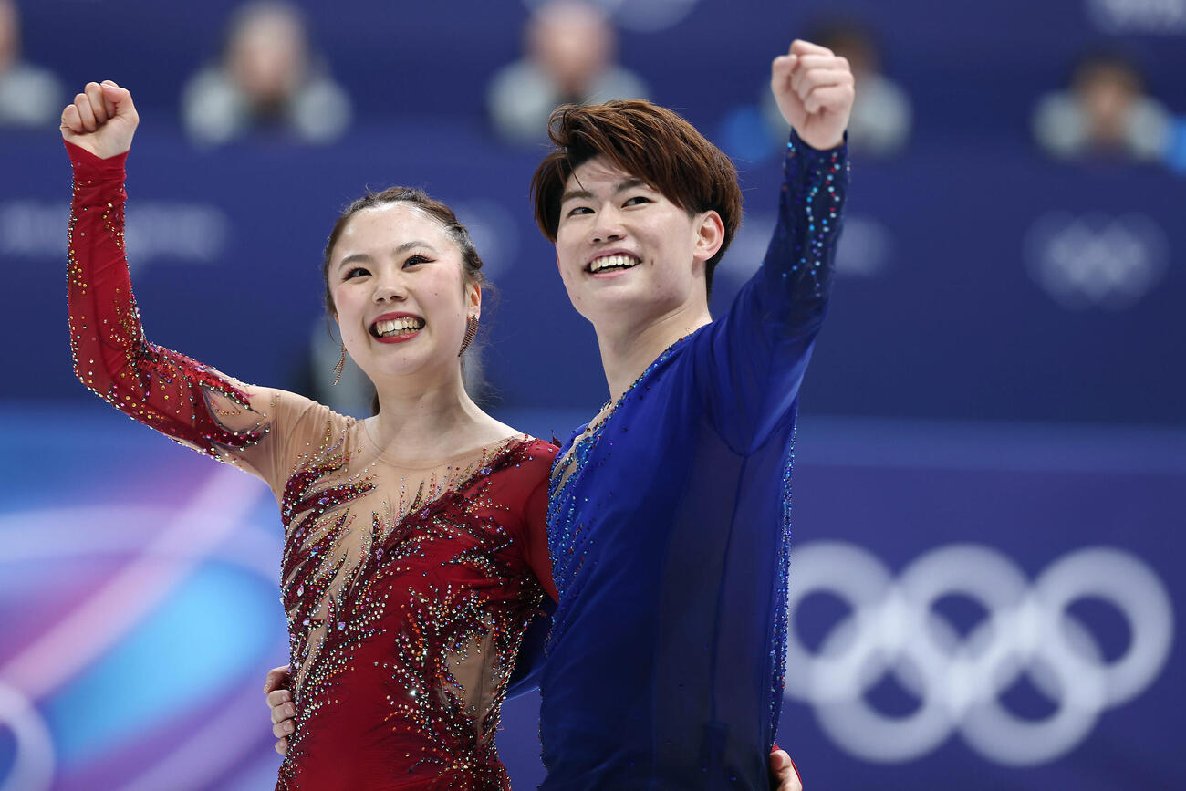 団体アイスダンス・フリーダンスの演技を終え、観客の歓声に応える吉田（左）、森田組（撮影・前田充）