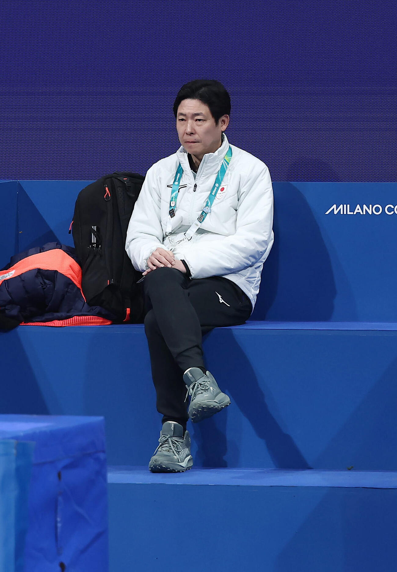 団体日本チームの応援席から鍵山優真と三浦佳生の公式練習を見守る日下コーチ（撮影・前田充）