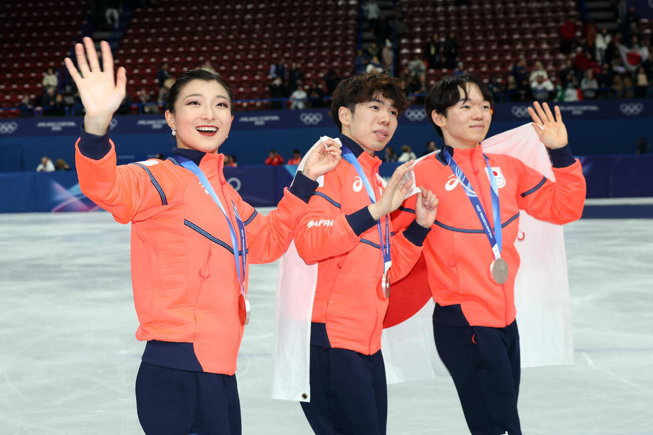 団体で銀メダルを獲得し笑顔で手を振る、左から坂本、佐藤、鍵山（撮影・前田充）