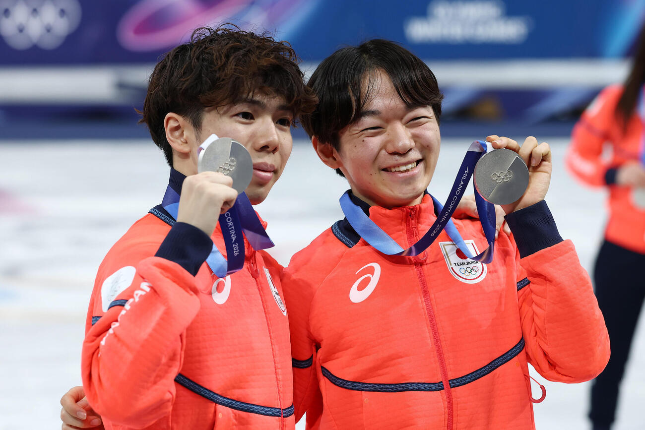 銀メダルを手に笑顔で写真に納まる佐藤（左）と鍵山（撮影・前田充）