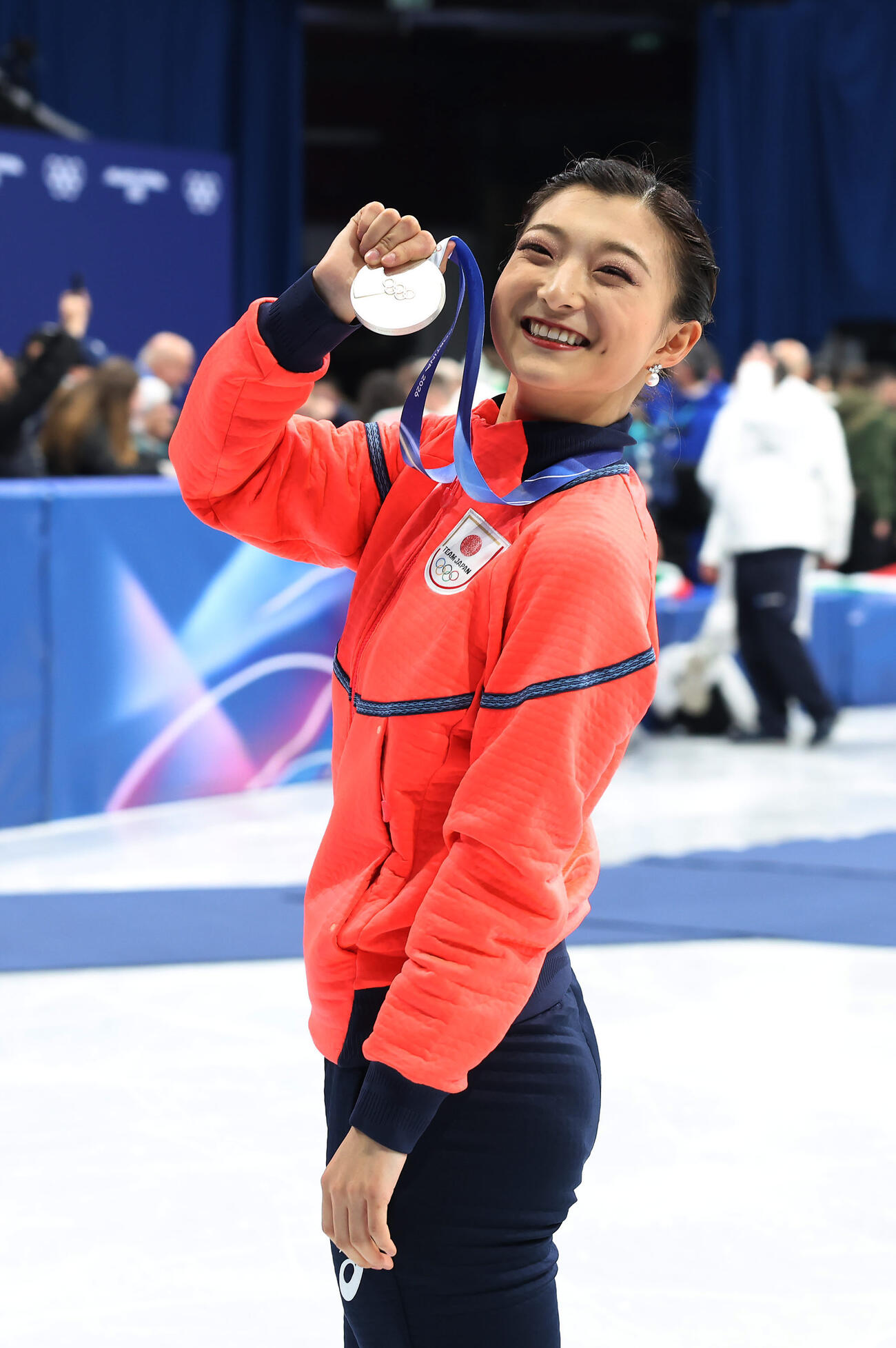 銀メダルを手に笑顔を見せる坂本（撮影・前田充）