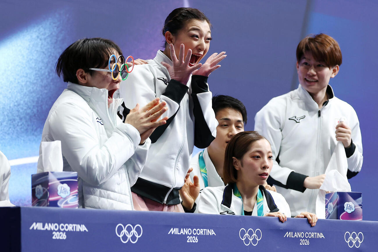 得点を確認し、声を上げて喜ぶ坂本（左から2人目）（撮影・前田充）