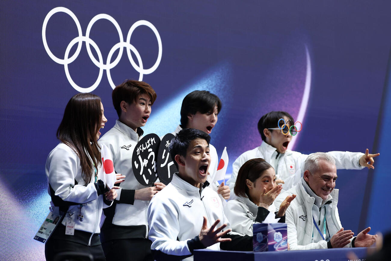 三浦、木原組の得点を確認し喜ぶ日本の選手たち（撮影・前田充）