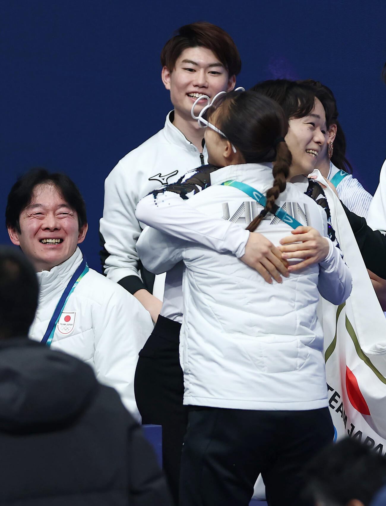 団体男子SPの演技を終え、坂本（手前）と抱き合って喜ぶ鍵山。左は笑顔の父正和コーチ（撮影・前田充）