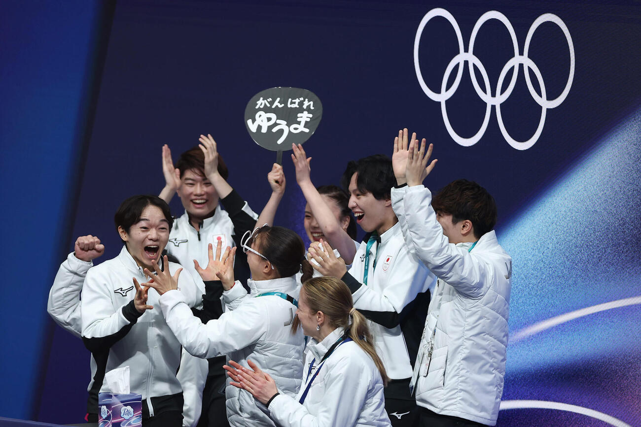 鍵山（左）の得点を確認し喜ぶ日本の選手たち（撮影・前田充）