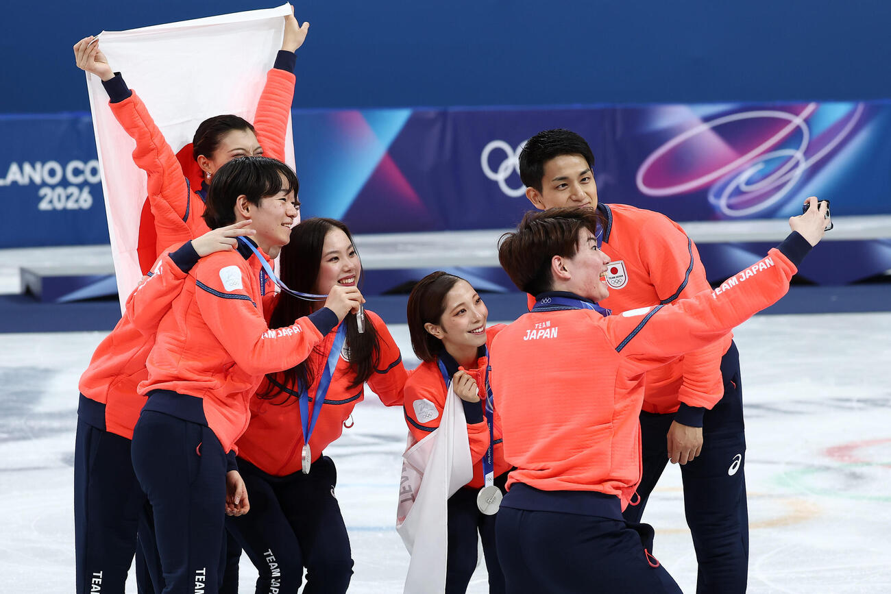 8日、フィギュアスケート団体の表彰式後、森田（手前右）の自撮りに納まる日本の選手たち