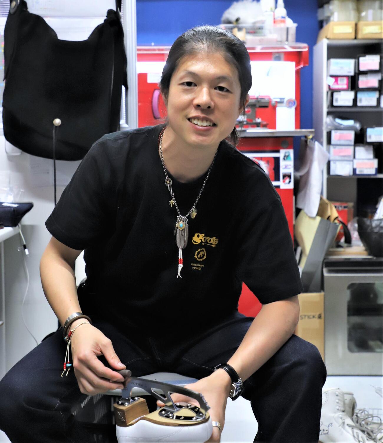 「小杉スケート」で研磨職人として働く鷹取吾一さん（25年7月撮影）