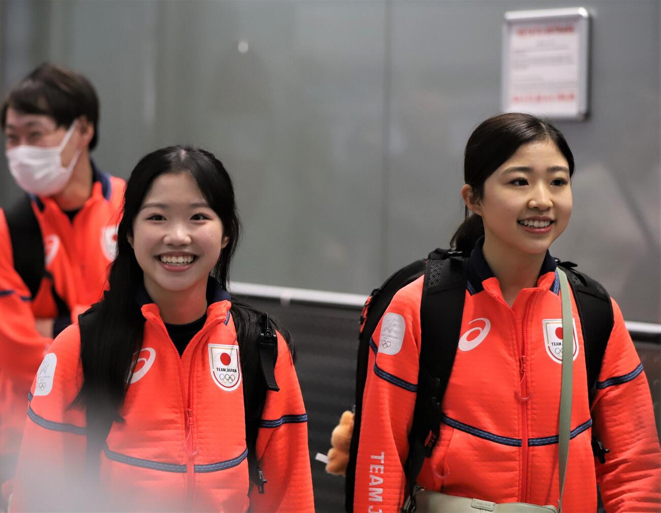 ミラノ近郊のマルペンサ空港に到着した中井（左）と千葉（撮影・藤塚大輔）