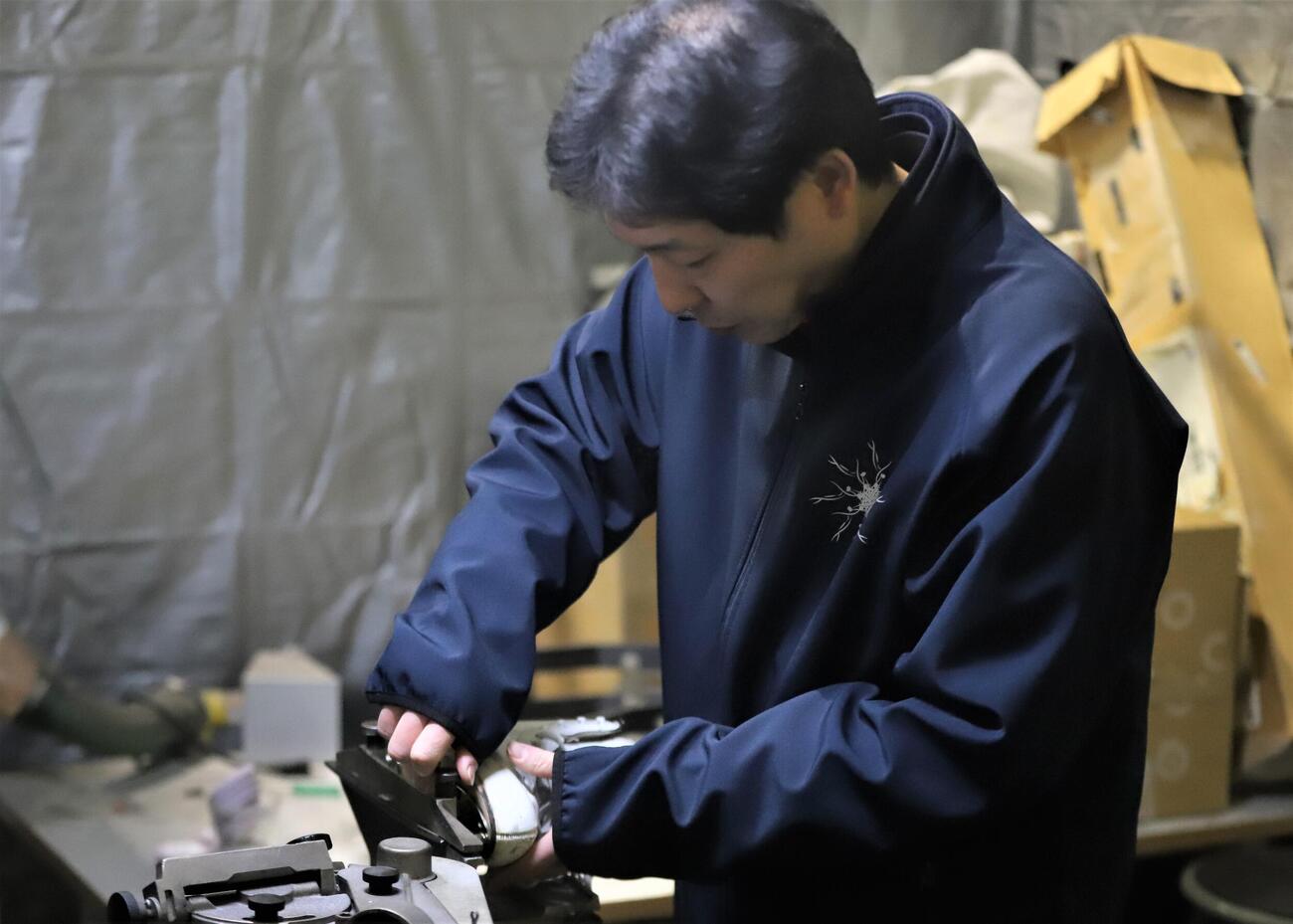 拠点の埼玉アイスアリーナでスケート靴を研磨する日下匡力コーチ（撮影・藤塚大輔）