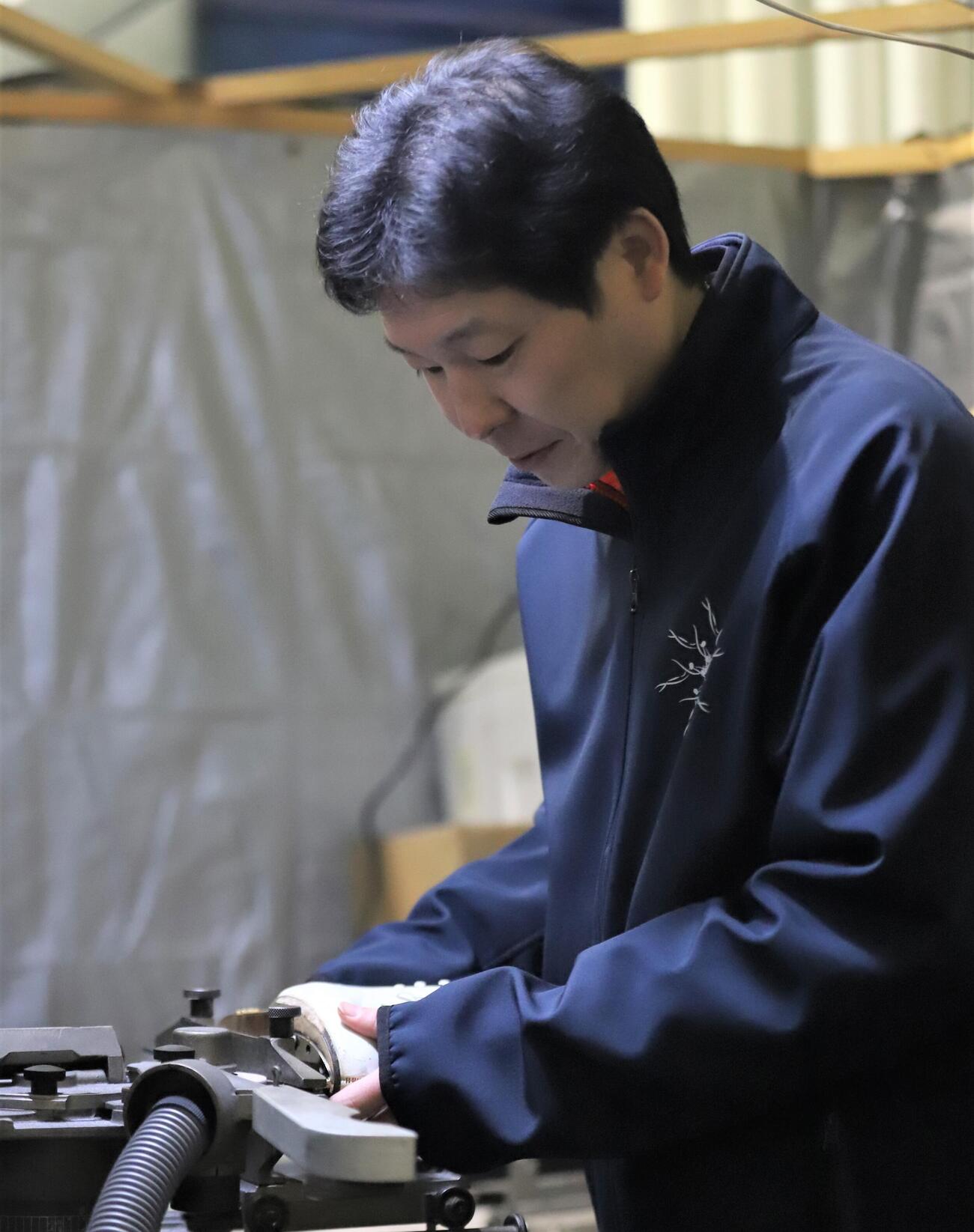 拠点の埼玉アイスアリーナでスケート靴を研磨する日下匡力コーチ（撮影・藤塚大輔）