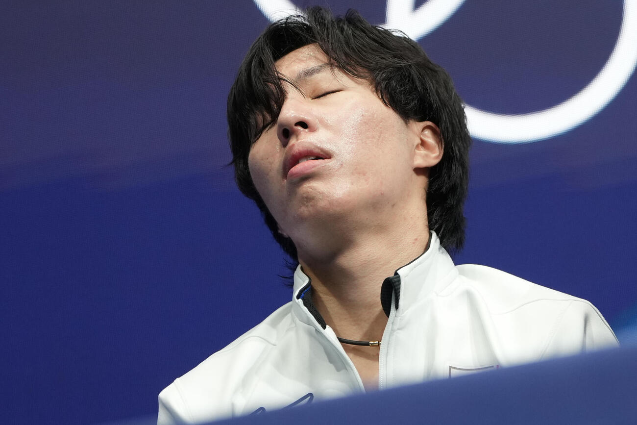 男子SP　キスアンドクライで悔しそうな表情を見せる三浦（AP）