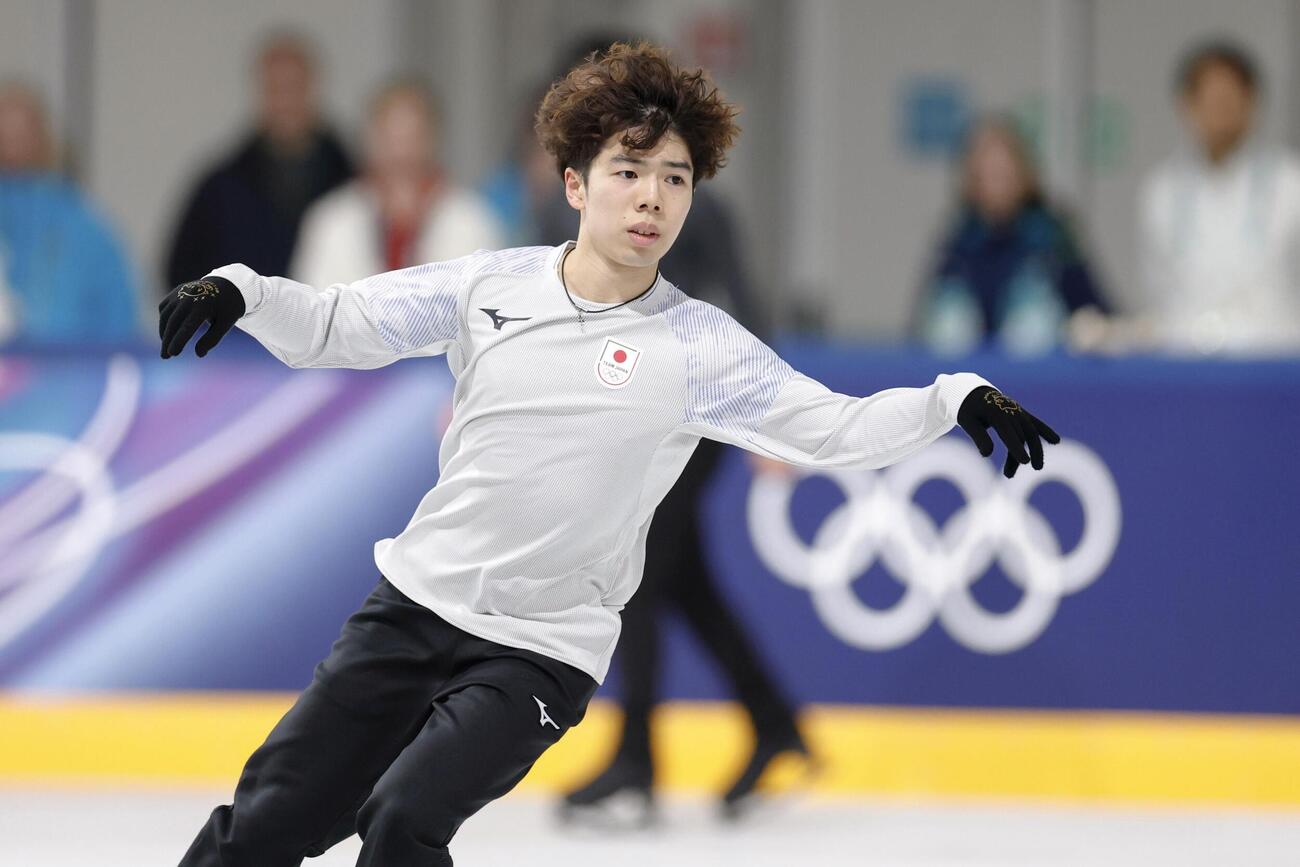 公式練習で調整する佐藤駿＝ミラノ（共同）