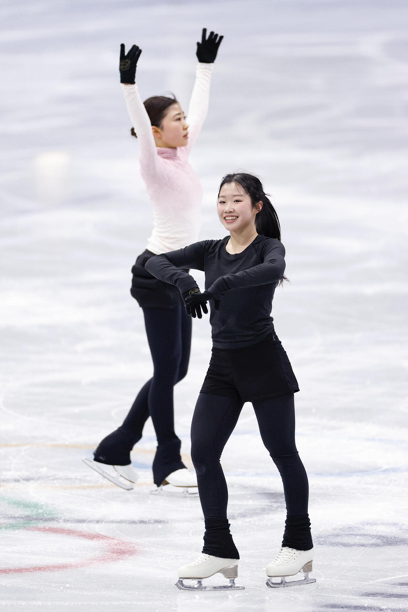 公式練習で調整する中井亜美（手前）と千葉百音（共同）
