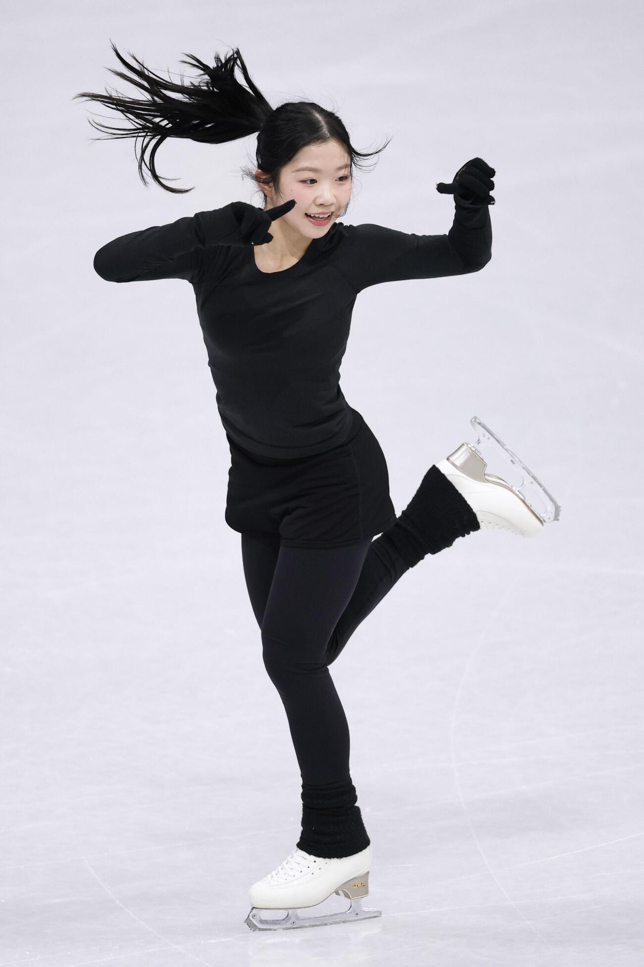 公式練習で調整する中井亜美＝ミラノ（共同）