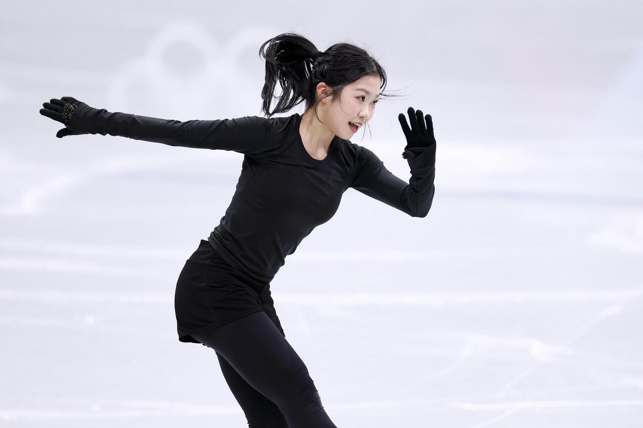 公式練習で調整する中井亜美＝ミラノ（共同）
