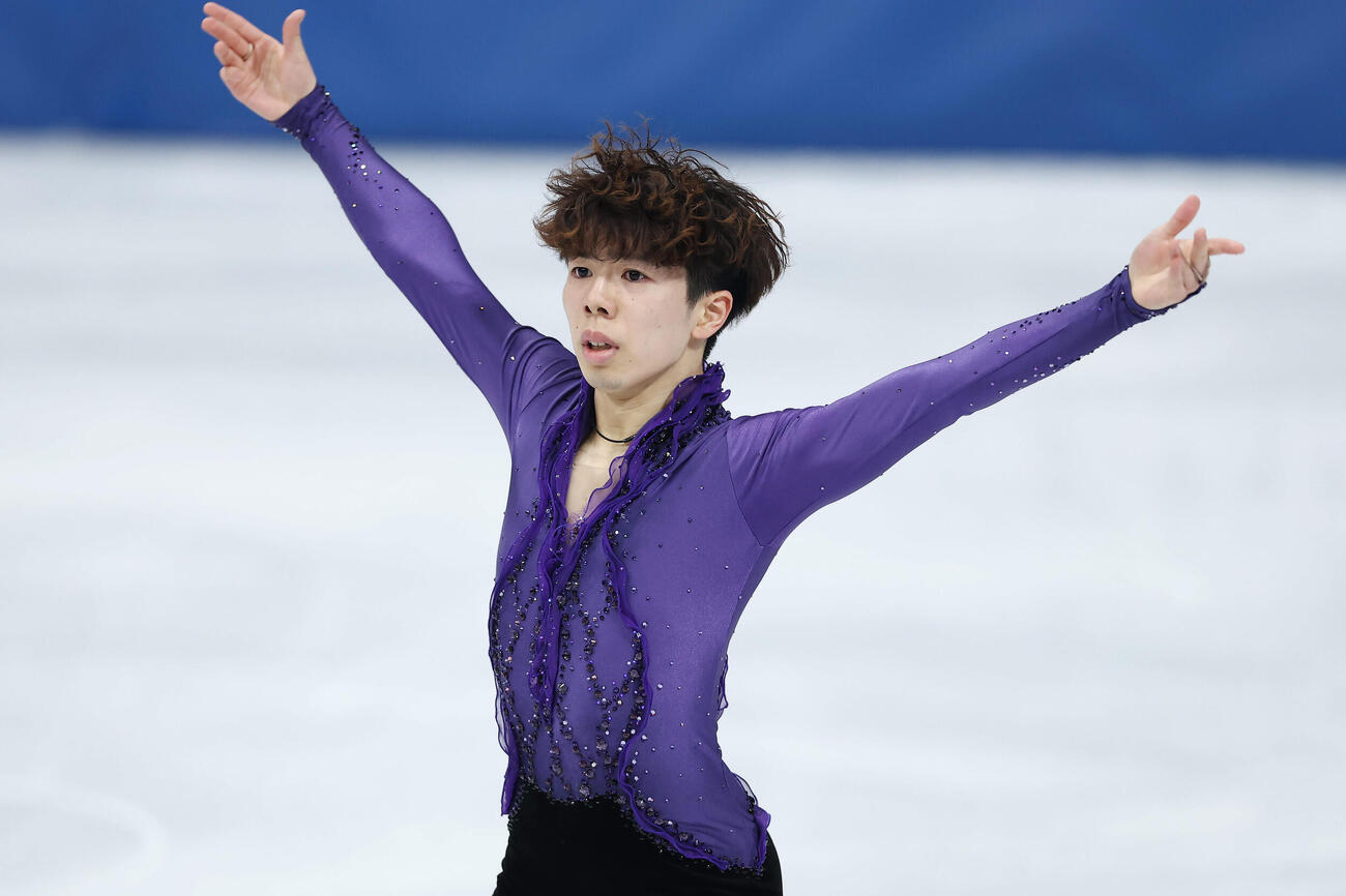 男子SPで演技する佐藤駿