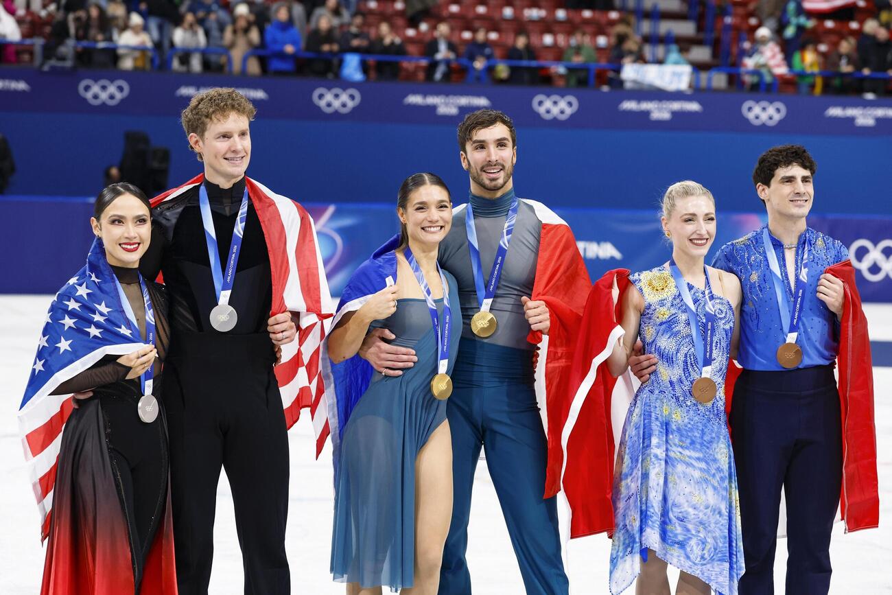 アイスダンスの表彰式を終え、撮影に応じる（左から）銀メダルのマディソン・チョック、エバン・ベーツ組、金メダルのロランス・フルニエボードリー、ギヨーム・シゼロン組、銅メダルのパイパー・ギレス、ポール・ポワリエ組（共同）