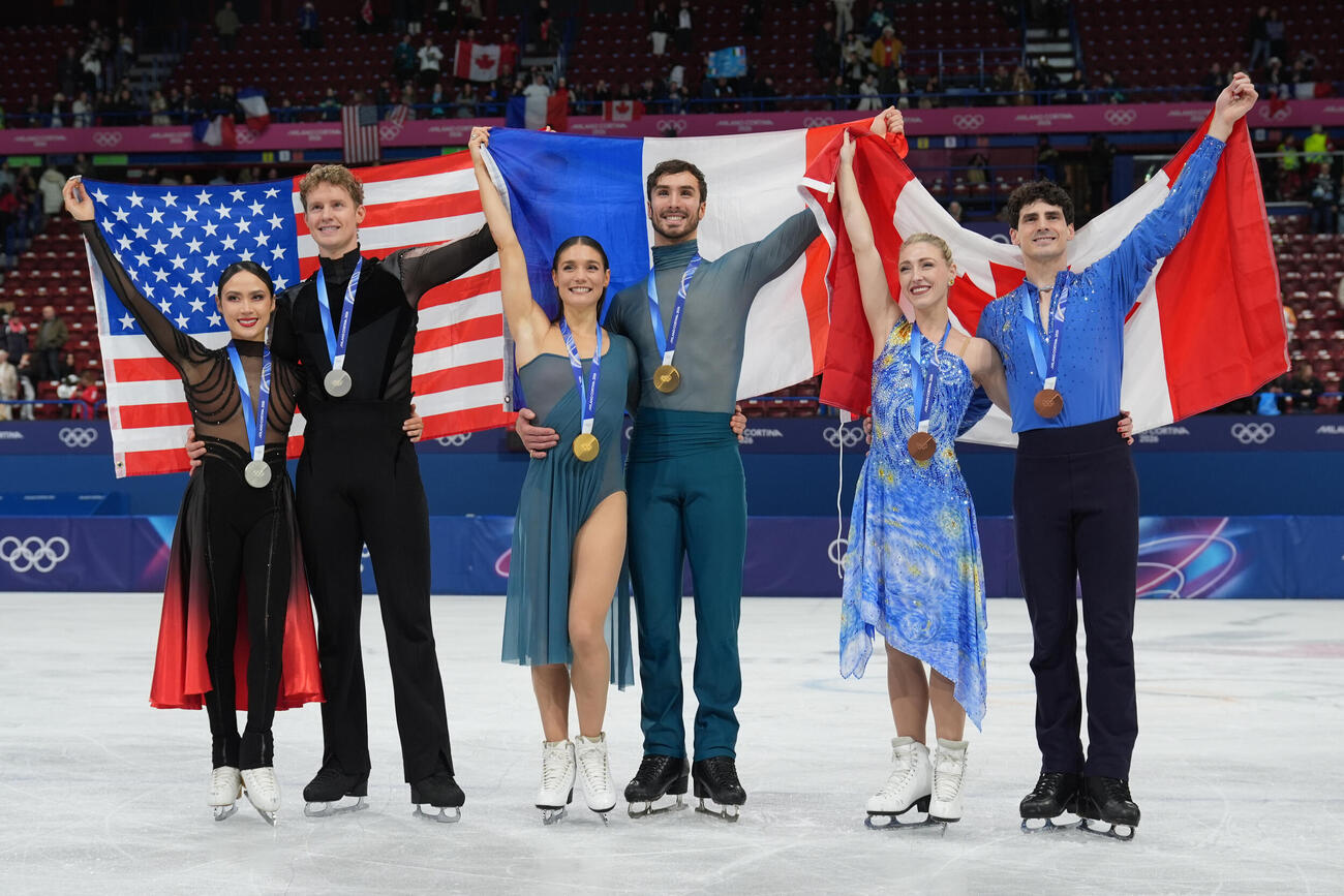 アイスダンスの表彰式で並んでポーズをとる（左から）銀メダルのマディソン・チョック、エバン・ベーツ組、金メダルのロランス・フルニエボードリー、ギヨーム・シゼロン組、銅メダルのパイパー・ギレス、ポール・ポワリエ組（AP）