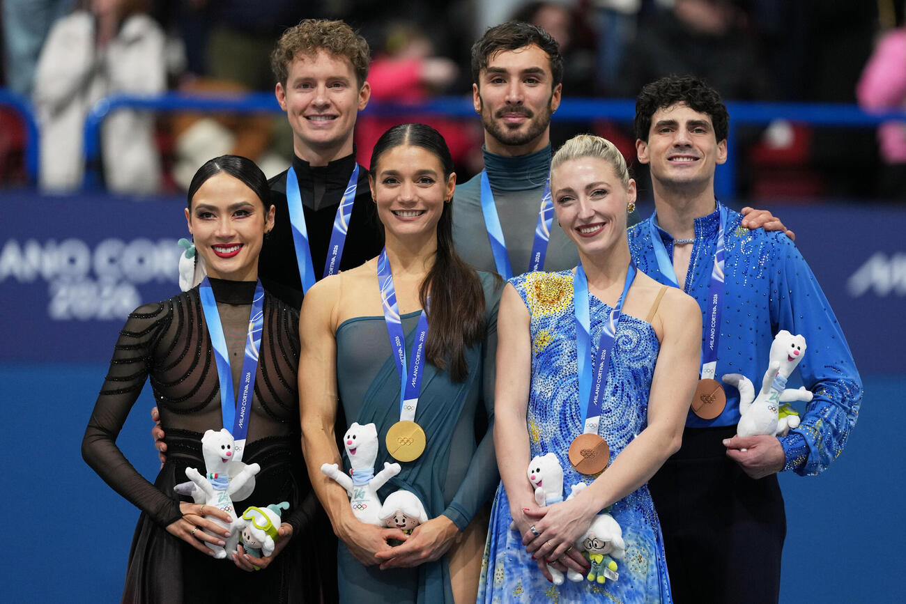 アイスダンスの表彰式に臨んだ（左から）銀メダルのマディソン・チョック、エバン・ベーツ組、金メダルのロランス・フルニエボードリー、ギヨーム・シゼロン組、銅メダルのパイパー・ギレス、ポール・ポワリエ組（AP）