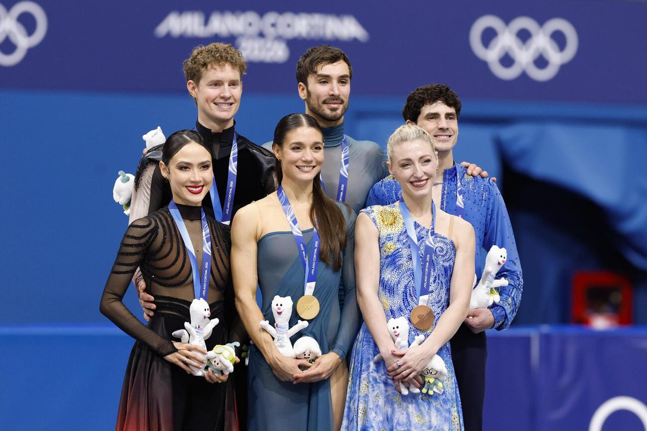 アイスダンスの表彰式。左から銀メダルのマディソン・チョック、エバン・ベーツ組、金メダルのロランス・フルニエボードリー、ギヨーム・シゼロン組、銅メダルのパイパー・ギレス、ポール・ポワリエ組（共同）