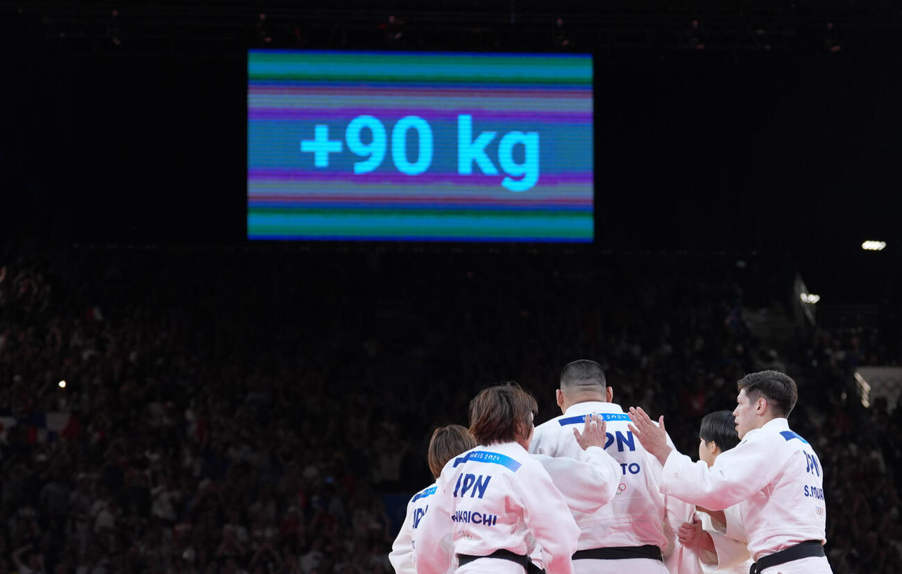 パリ五輪柔道混合団体決勝　代表戦のルーレットで男子90キロ超級と決定（2024年8月撮影）