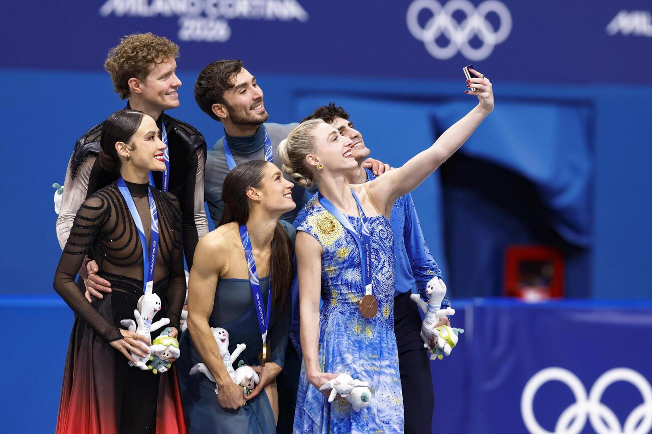 11日、アイスダンスの表彰式で記念撮影する（左から）銀メダルのマディソン・チョック、エバン・ベーツ組、金メダルのロランス・フルニエボードリー、ギヨーム・シゼロン組、銅メダルのパイパー・ギレス、ポール・ポワリエ組（共同）