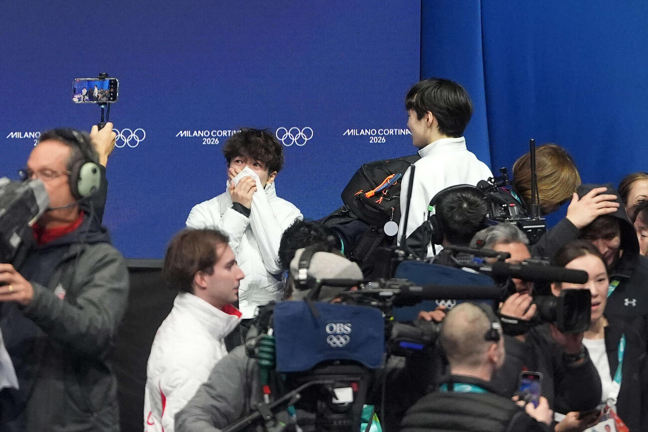 銅メダルを獲得し涙を流す佐藤（中央左）と銀メダルの鍵山（同右）（撮影・パオロ　ヌッチ）