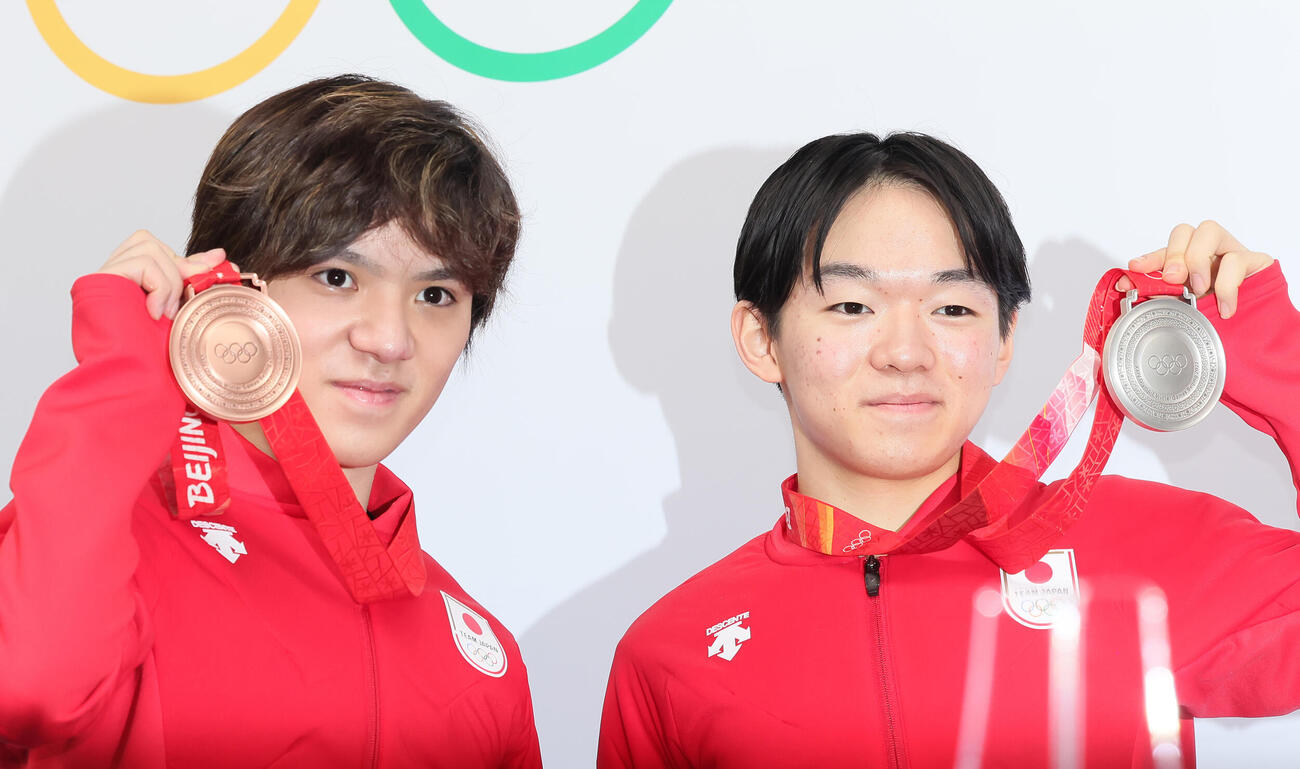 北京五輪　銀メダル鍵山優真（右）と銅メダル宇野昌磨（2022年2月）